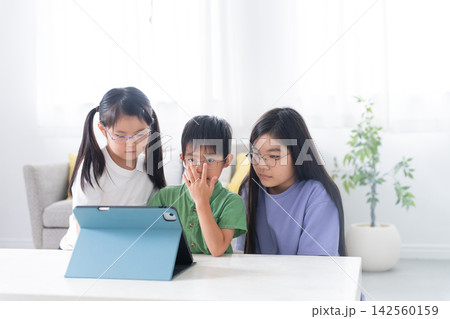 家でタブレットで勉強する子供 家でタブレットで勉強する子供 142560159
