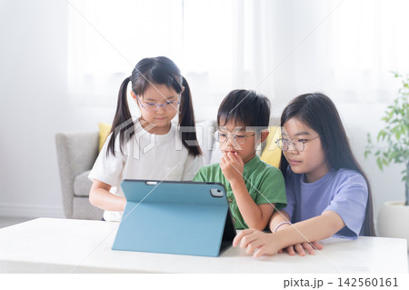 家でタブレットで勉強する子供 142560161