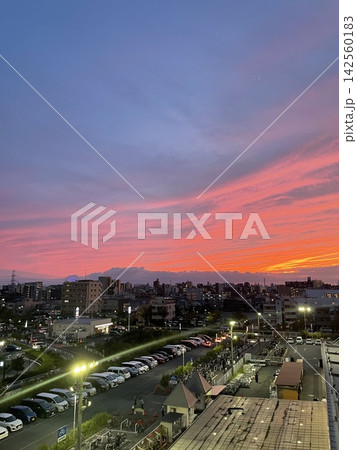 夕日に赤く染まる街 142560183
