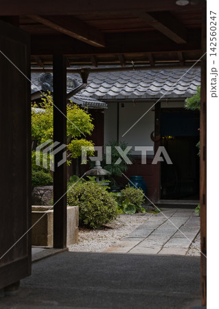 木造の門から望む近江八幡の伝統的な町家の中庭 142560247