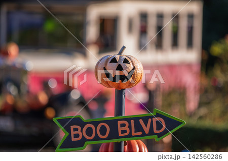 ハロウィンのかぼちゃのある風景 ハロウィンのかぼちゃのある風景 142560286