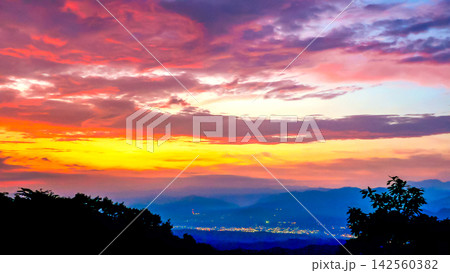 燃えるような夕焼け 燃えるような夕焼け 142560382