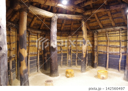 山内丸山遺跡大型竪穴建物の内部 142560497