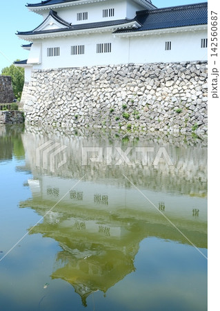 防波堤の白い石積みと水辺風景 142560687