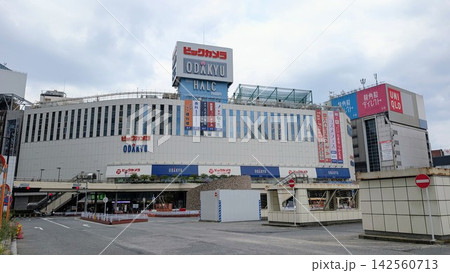 新宿西口の小田急百貨店周辺と駅前風景 新宿西口の小田急百貨店周辺と駅前風景 142560713