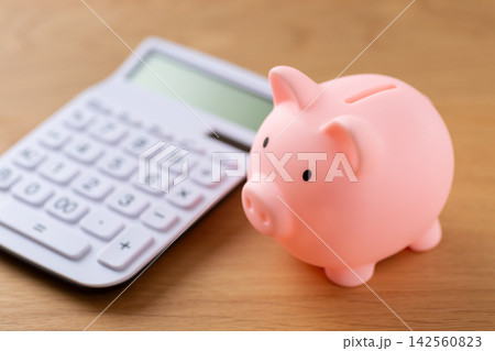ピンクの豚の貯金箱と電卓 ピンクの豚の貯金箱と電卓 142560823