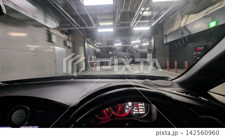 地下駐車場から出口へ向かう車内視点 地下駐車場から出口へ向かう車内視点 142560960