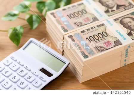 1000万円分の札束と電卓 1000万円分の札束と電卓 142561540