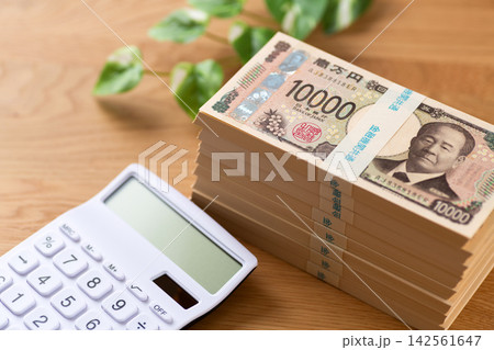 800万円分の札束と電卓 142561647