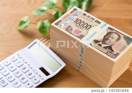 900万円分の札束と電卓 900万円分の札束と電卓 142561648