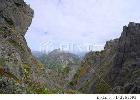 北アルプスの穂高連峰、滝谷ドーム付近から望む槍ヶ岳 北アルプスの穂高連峰、滝谷ドーム付近から望む槍ヶ岳 142561693