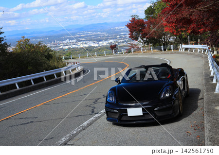 艶々の黒いオープンカー 142561750