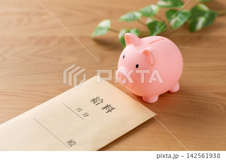 ピンクの豚の貯金箱と給料 142561938