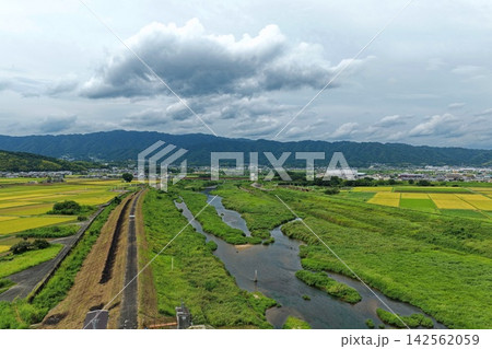 三重県伊賀市の川・水田・住宅街を捉えた空撮写真 142562059