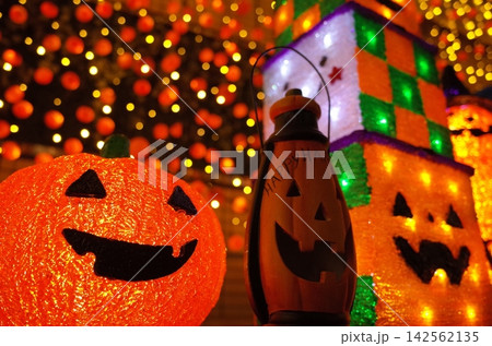 ハロウィンのイルミネーションと玉ボケ 142562135
