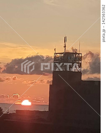 沈む太陽と共に夜を告げていく古びた建物 沈む太陽と共に夜を告げていく古びた建物 142563362