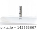 清潔感のあるモダンな白の洗面台と水栓・サニタリー空間 142563667