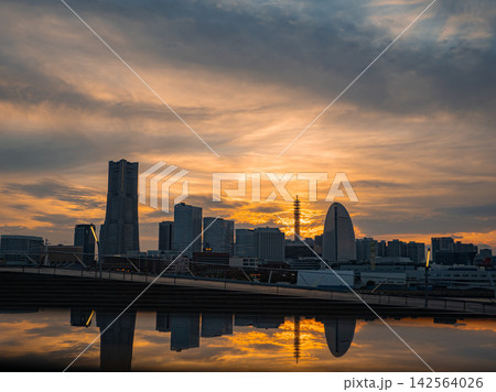 大さん橋から見る横浜みなとみらいの夕暮れ 大さん橋から見る横浜みなとみらいの夕暮れ 142564026