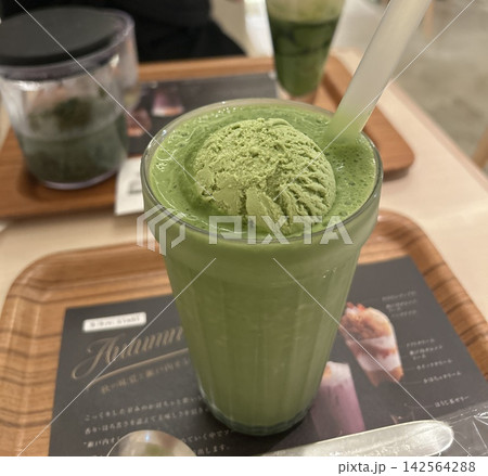 抹茶ラテと抹茶アイス 142564288