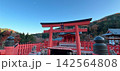 紅葉の山を背景に赤い門とだるまが並ぶ大阪・勝尾寺の秋景色 142564808
