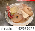 大根や巾着、たこなど具だくさんのおでん盛り合わせ 142565025