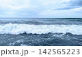 曇り空の湘南の海に押し寄せる大きな白波 142565223