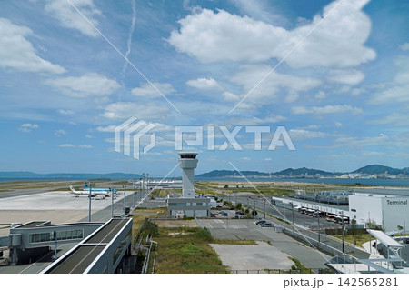 兵庫　神戸　神戸空港　管制塔と須磨や明石海峡大橋・淡路島（晩夏） 142565281