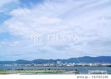兵庫　神戸　神戸空港から見た神戸中心街（灘・三ノ宮・元町・長田）（晩夏） 142565286