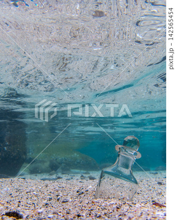 水中のガラス瓶と波紋 水中のガラス瓶と波紋 142565454