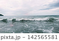 曇り空の湘南の海と打ち寄せる白波 142565581