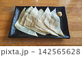 黒い角皿に盛り付けられた湯葉の刺身 生姜添え 木目テーブルの和食料理 142565628