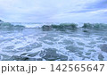 ダイナミックに砕ける海の白波 142565647