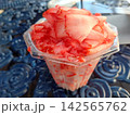 凍らせた苺をそのまま削ったかき氷 屋台やカフェのひんやり夏スイーツ 142565762