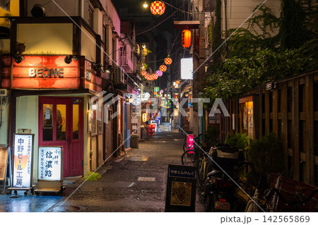 雨の夜に輝く中野駅前のノスタルジックな飲み屋街と路地 雨の夜に輝く中野駅前のノスタルジックな飲み屋街と路地 142565869