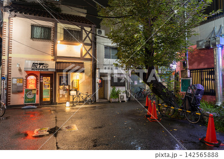 雨の夜に輝く中野駅前のノスタルジックな飲み屋街と路地 142565888