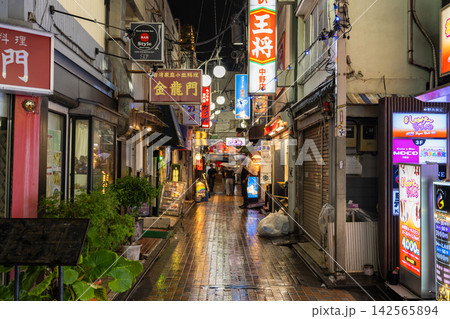 雨の夜に輝く中野駅前のノスタルジックな飲み屋街と路地 142565894