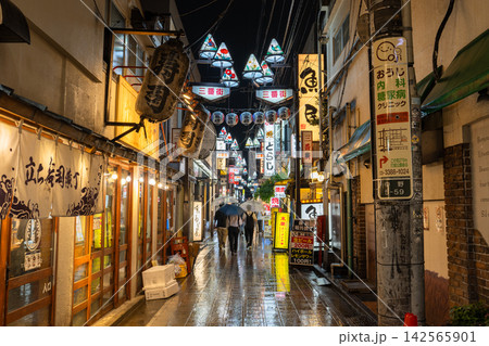 雨の夜に輝く中野駅前のノスタルジックな飲み屋街と路地 142565901