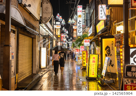 雨の夜に輝く中野駅前のノスタルジックな飲み屋街と路地 雨の夜に輝く中野駅前のノスタルジックな飲み屋街と路地 142565904
