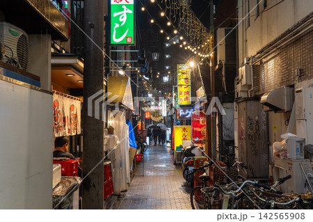 雨の夜に輝く中野駅前のノスタルジックな飲み屋街と路地 雨の夜に輝く中野駅前のノスタルジックな飲み屋街と路地 142565908