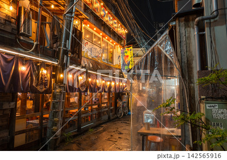 雨の夜に輝く中野駅前のノスタルジックな飲み屋街と路地 雨の夜に輝く中野駅前のノスタルジックな飲み屋街と路地 142565916