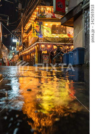 雨の夜に輝く中野駅前のノスタルジックな飲み屋街と路地 雨の夜に輝く中野駅前のノスタルジックな飲み屋街と路地 142565918
