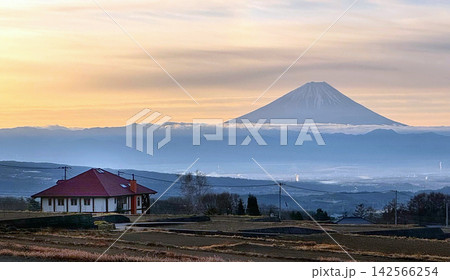 山梨県北杜市の朝日に染まる富士山とのどかな里山風景 142566254