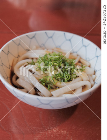 三重県伊勢地方の名物・もっちりとした太い麺に濃いタレが絡む美味しい伊勢うどん	 142567225