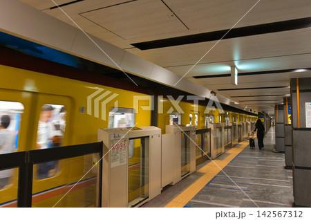 【東京都】6月・東京メトロ銀座線の虎ノ門駅ホーム 【東京都】6月・東京メトロ銀座線の虎ノ門駅ホーム 142567312