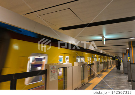 【東京都】6月・東京メトロ銀座線の虎ノ門駅ホーム 142567313