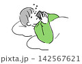 寝ながらスマホを持ちウトウトする人 142567621