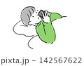 寝ながらスマホを見る人 142567622