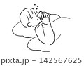 寝ながらスマホを持ちウトウトする人 142567625