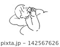 寝ながらスマホを見る人 142567626