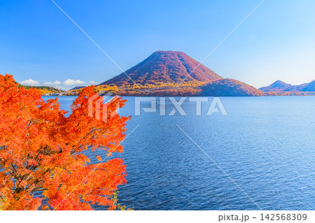 秋の快晴の朝 榛名湖周遊道路から左下の紅葉の木越しに望む全山紅葉の榛名富士と榛名湖 秋の快晴の朝 榛名湖周遊道路から左下の紅葉の木越しに望む全山紅葉の榛名富士と榛名湖 142568309